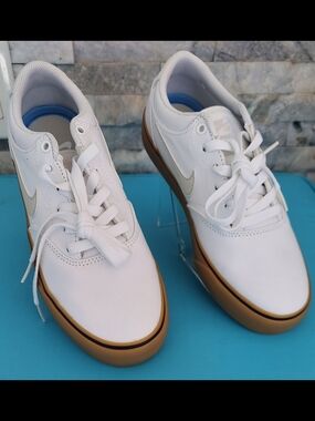 Nike SB White Low-Top Sneakers with Light Blue Insole